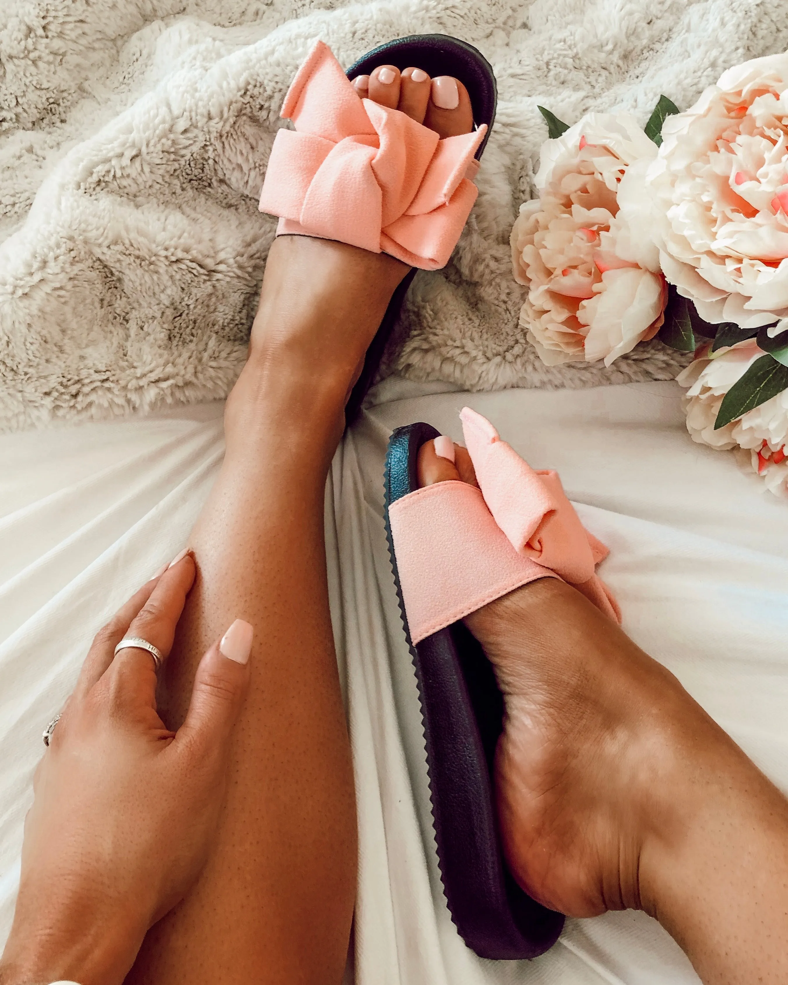 Show Stopper Bow Slides in Pink